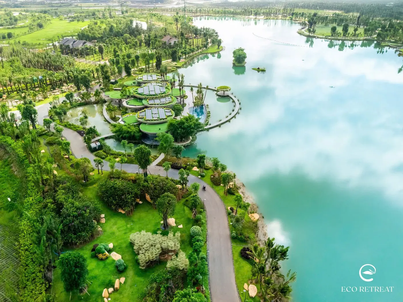 Toàn cảnh hồ cảnh quan và đường dạo bộ tại Eco Retreat Long An