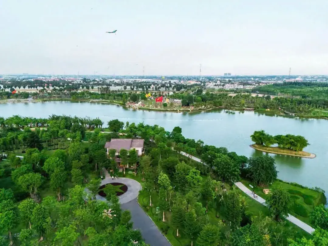 Toàn cảnh khu đô thị sinh thái nhìn từ trên cao, hồ nước và cây xanh bao quanh